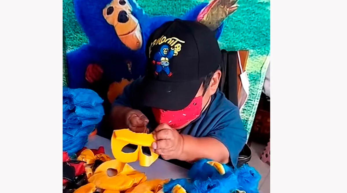 Kemonito se muestra sin traje haciendo a mano merch para Morelia