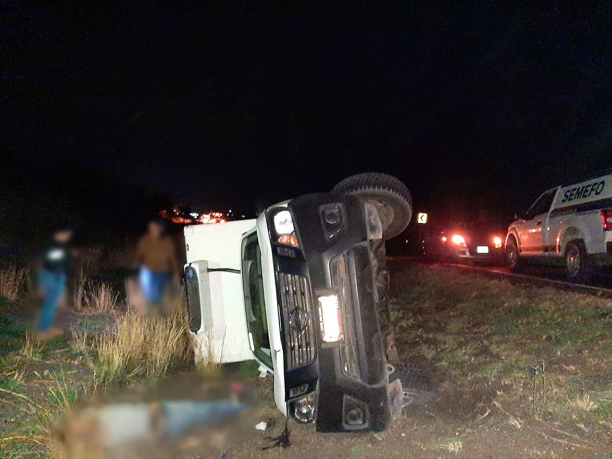 Hombre muere al volcar su camioneta en la Zamora-La Piedad