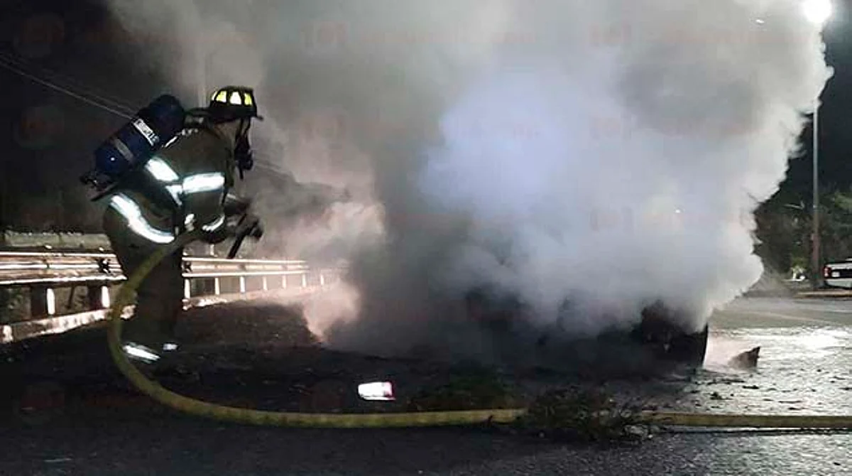 Morelia: se quema vehículo en avenida Acueducto; no hay lesionados