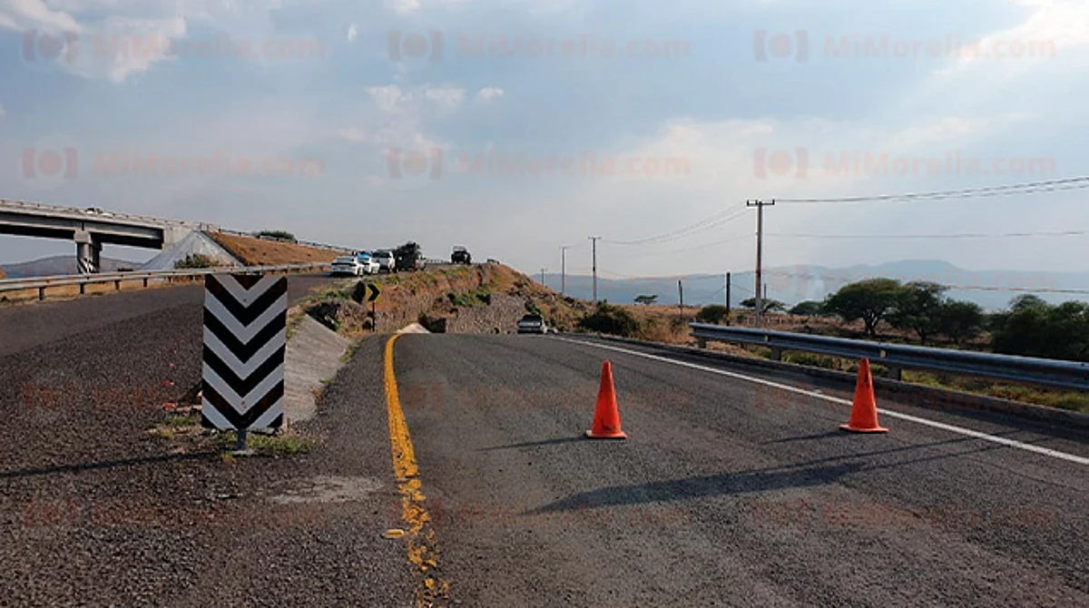 Investiga FGE hallazgo de 6 cadáveres en camioneta sobre carretera Morelia-Cuitzeo