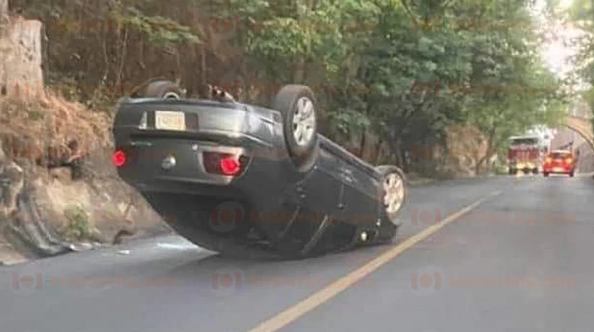 Sin lesionados, tras volcadura de auto en subida a Santa María, en Morelia