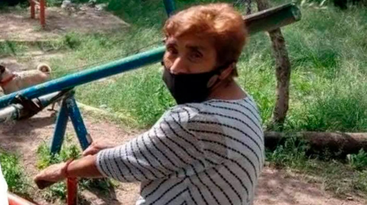 En el momento de su viaje vestía pants gris con verde y unas pantuflas gris, así como suéter negro y bolso negro tipo maleta.