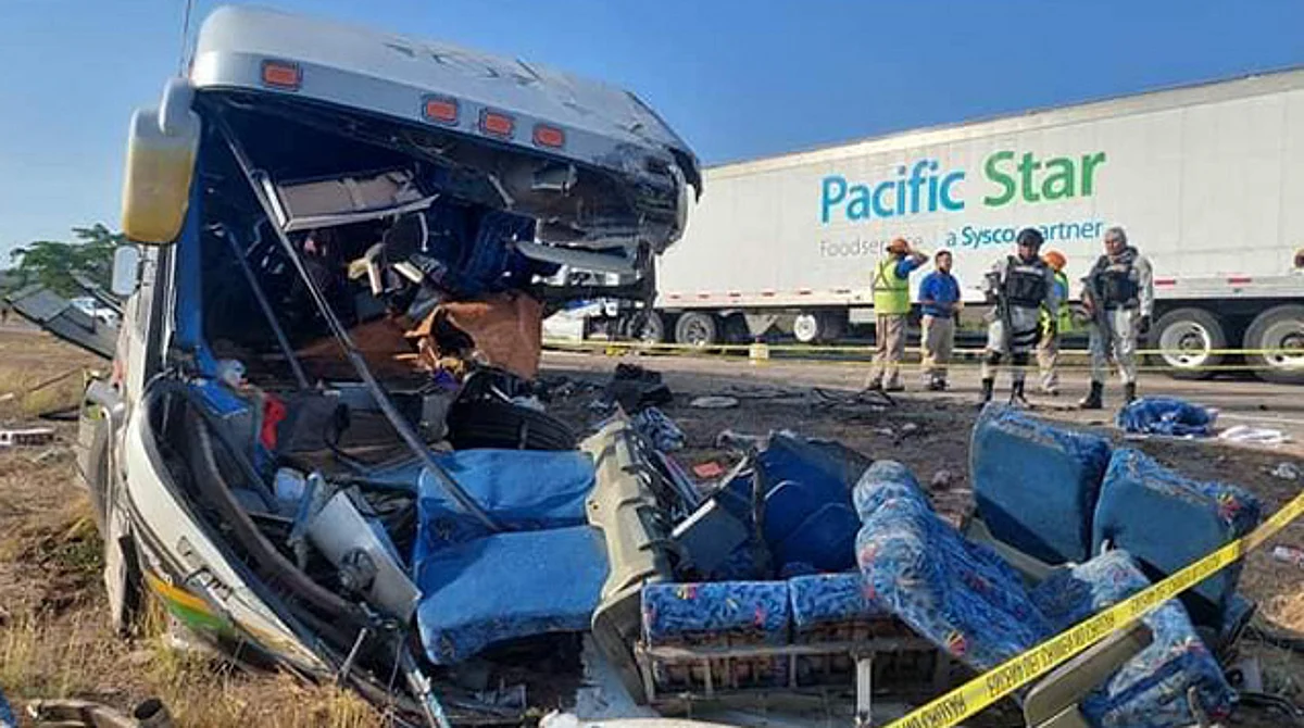Autobús con michoacanos se accidenta rumbo a Mazatlán; el saldo, dos muertos