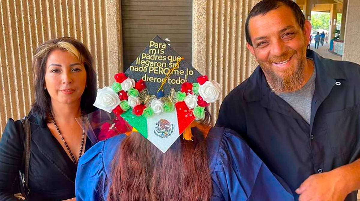 Hija de migrantes michoacanos se gradúa con honores y birrete mexicano