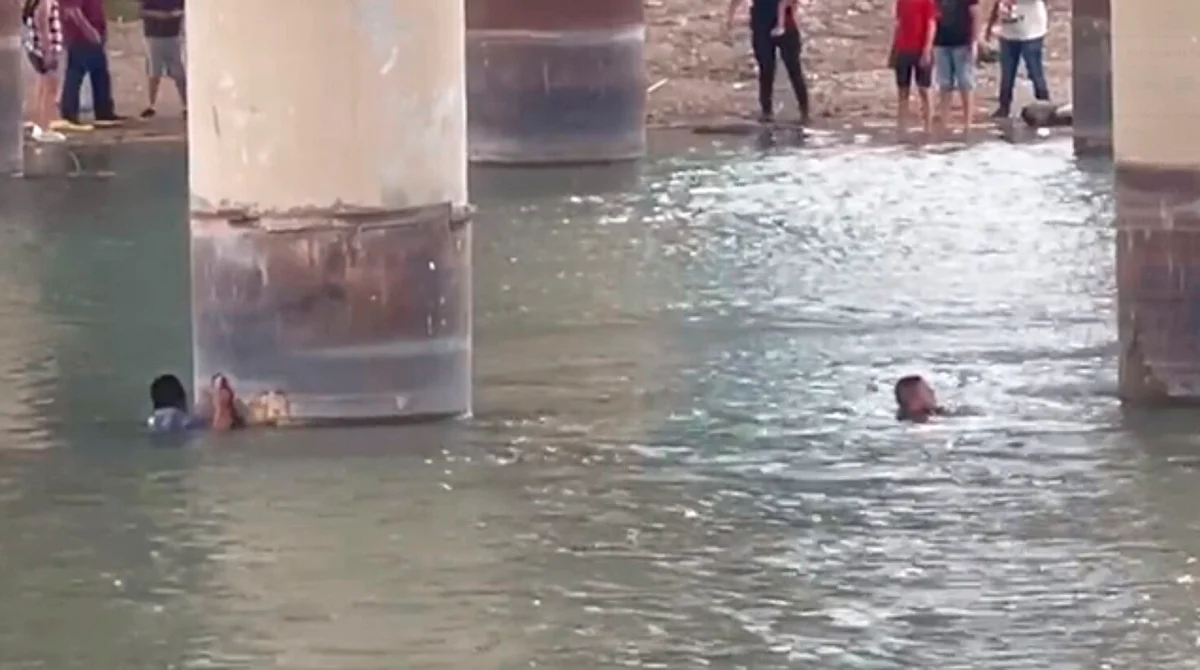 Graban agonía de migrante que muere en río Bravo