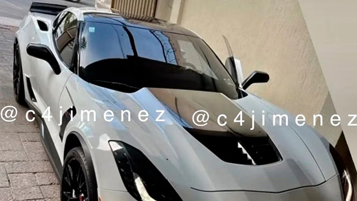 Mujer se hace pasar por millonaria y se roba un Corvette de 1.3 mdp