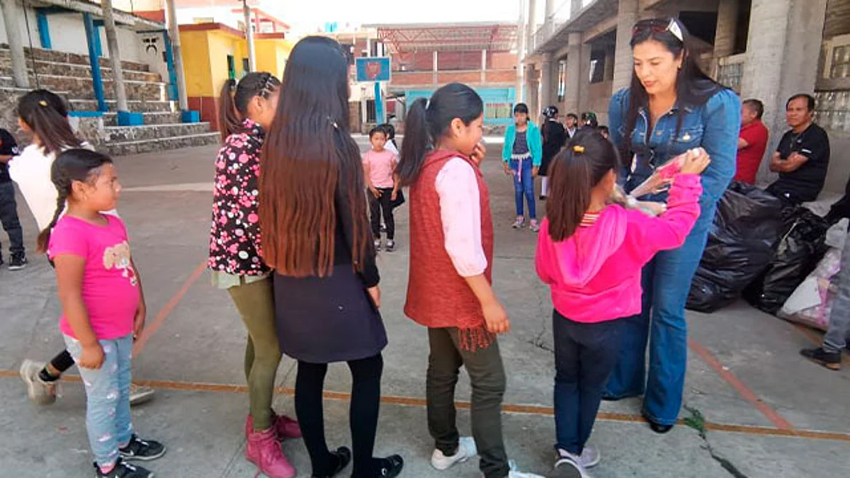 DIF Pátzcuaro entrega juguetes y despensas en las Islas Tecuena y Yunuen