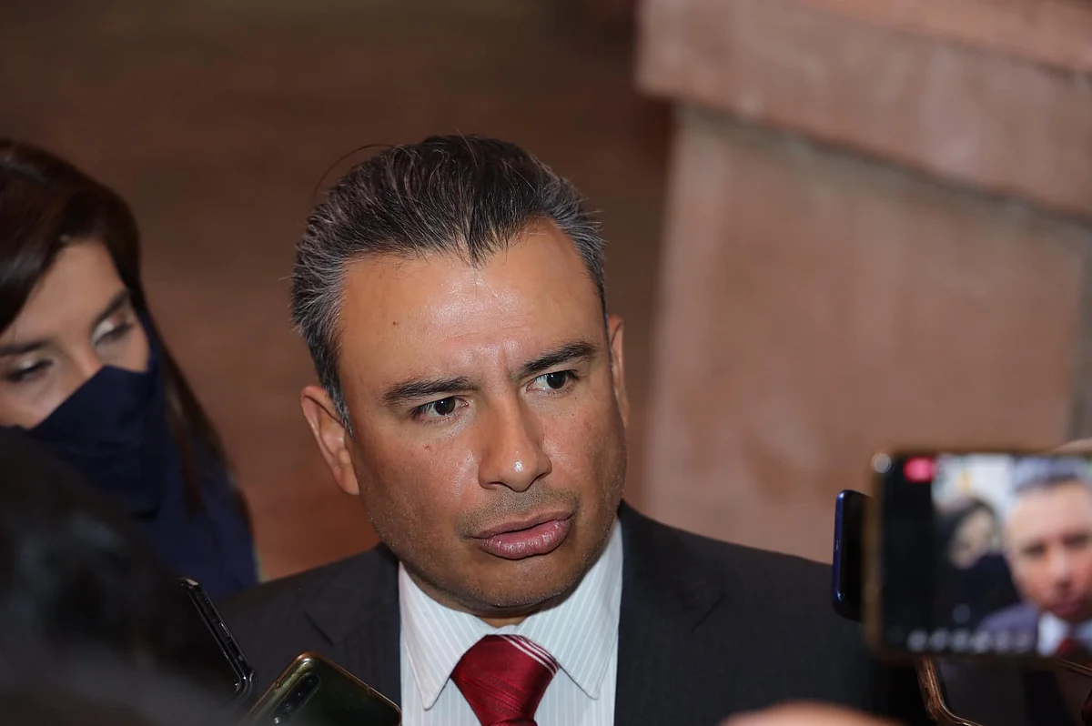 Hackean WhatsApp del diputado Fidel Calderón Torreblanca