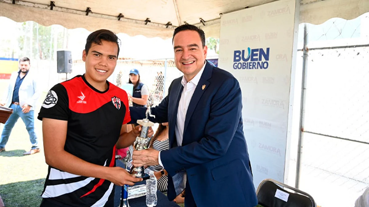 Carlos Soto reconoce a Edwin Padilla, quien representará a Zamora a nivel nacional