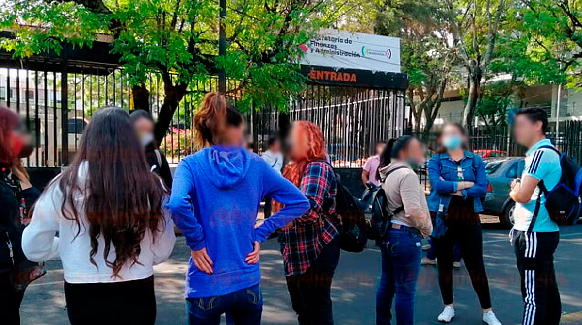 Normalistas bloquean Ventura Puente frente a Finanzas