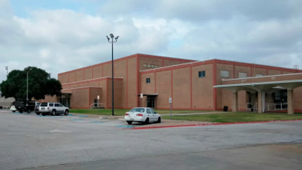Arrestan a estudiante de secundaria en Texas; portaba un rifle AK-47