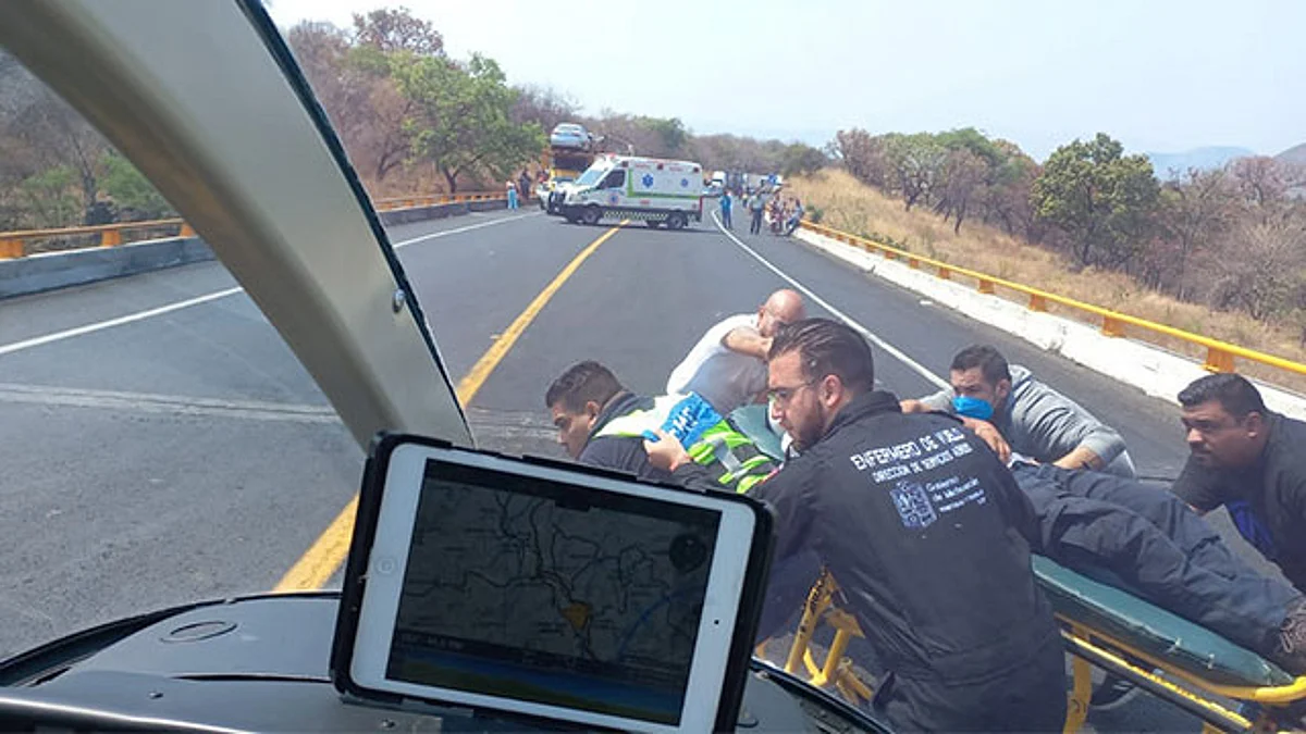 El hombre fue recibido por personal médico en el Hospital Civil, sitio donde le efectuaron algunos estudios para posteriormente ser trasladado al ISSSTE