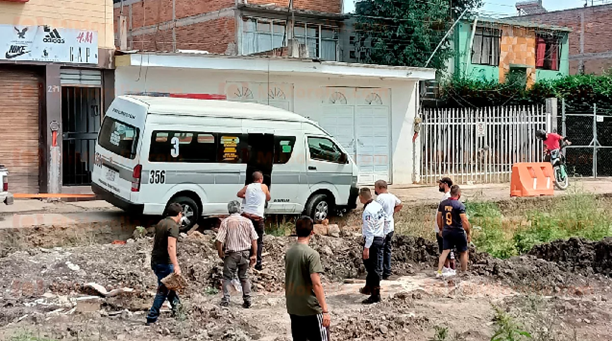 “Cómo se les ocurre, están viendo que no hay manera de pasar aquí", dijo una de las vecinas