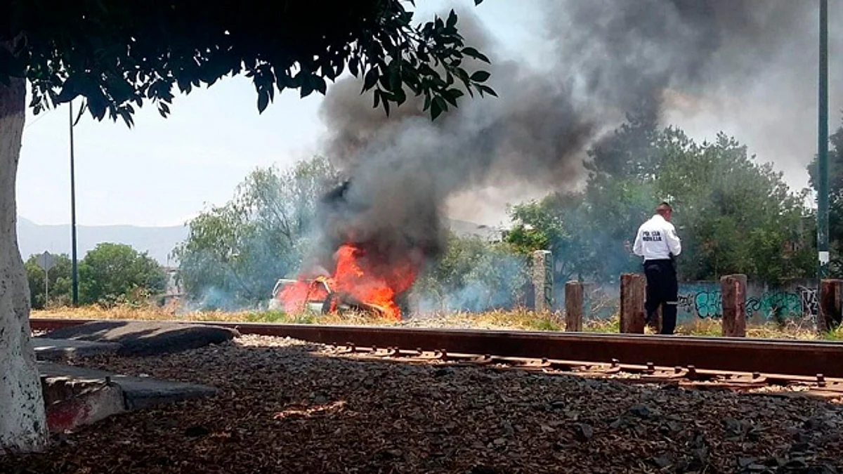Vehículo se incendia junto a las vías del tren, en Morelia