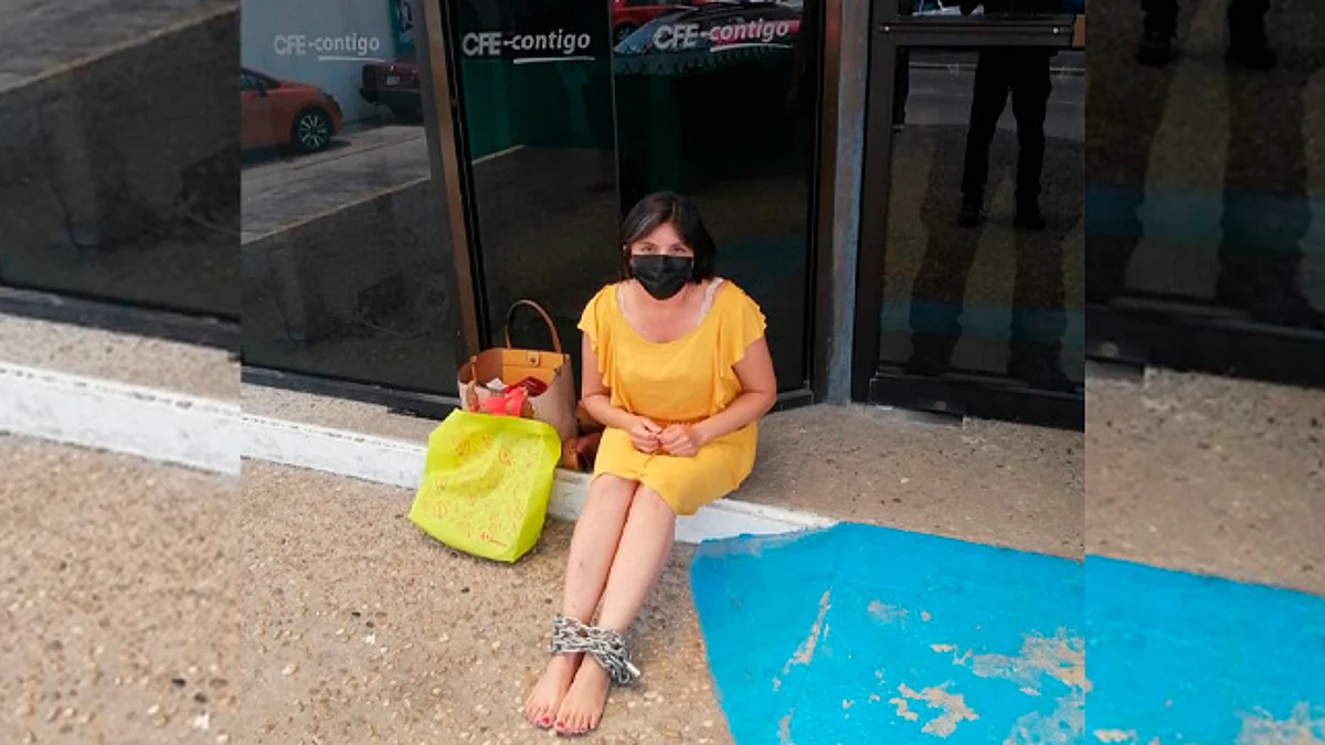 Mujer se encadena en la CFE para que le conecten la luz