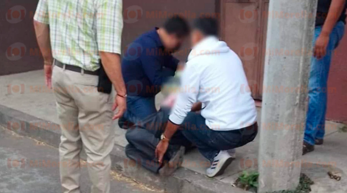 Algunos ciudadanos observaron al herido tirado, por lo que se acercaron para ayudarlo
