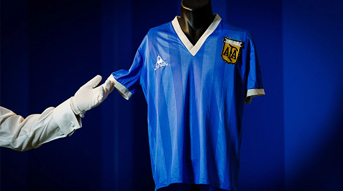 El exfutbolista inglés, Steve Hodge era el dueño de la camiseta, luego de que Maradona se le entregase al término del partido de cuartos de final del Mundial