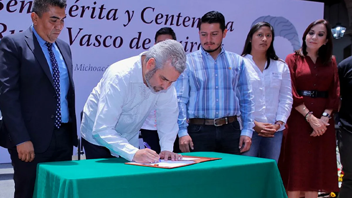 Bedolla firma iniciativa para declarar Primitiva, Centenaria y Benemérita a Escuela Normal Rural de Tiripetío