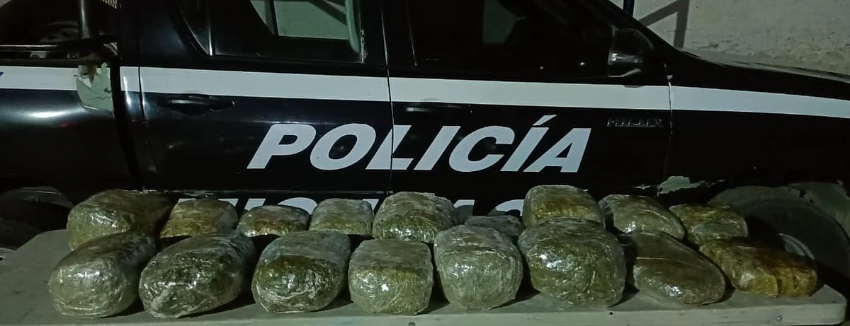 Detienen a dos hombres con más de 21 kilos de droga en Michoacán