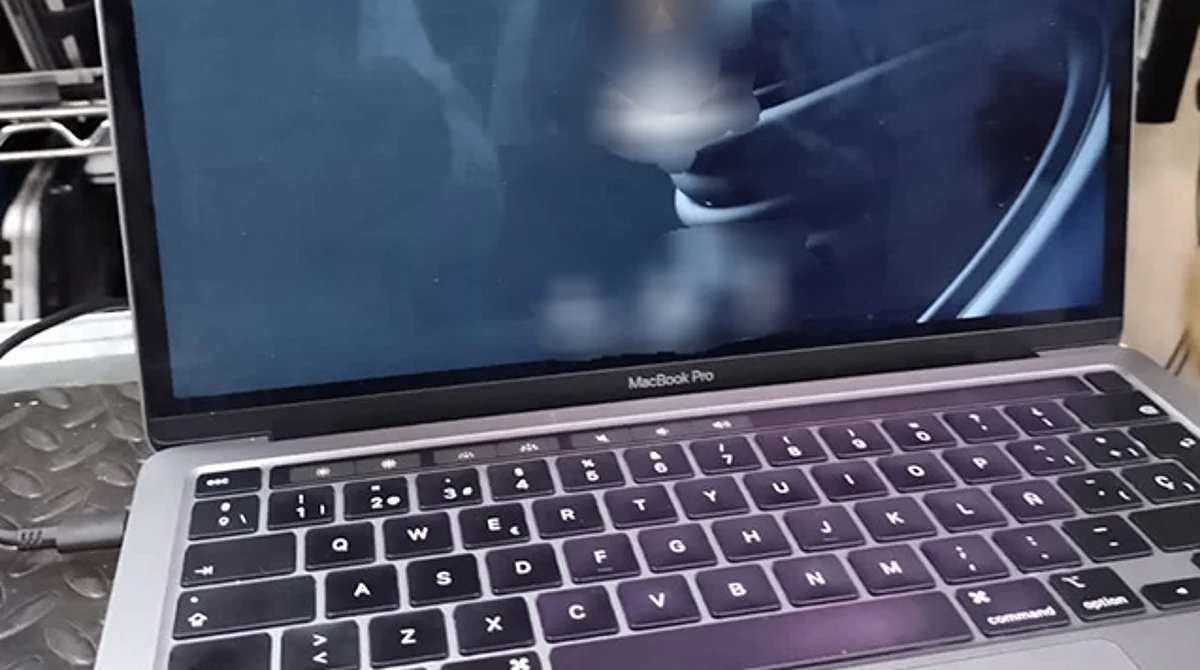 Le roban MacBook y la halla en venta en plaza de Morelia; logra recuperarla