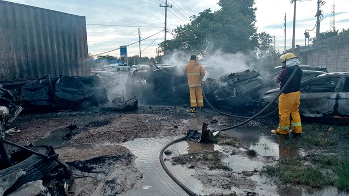 Tráiler se impacta contra vehículos estacionados y provoca incendio, en Tabasco