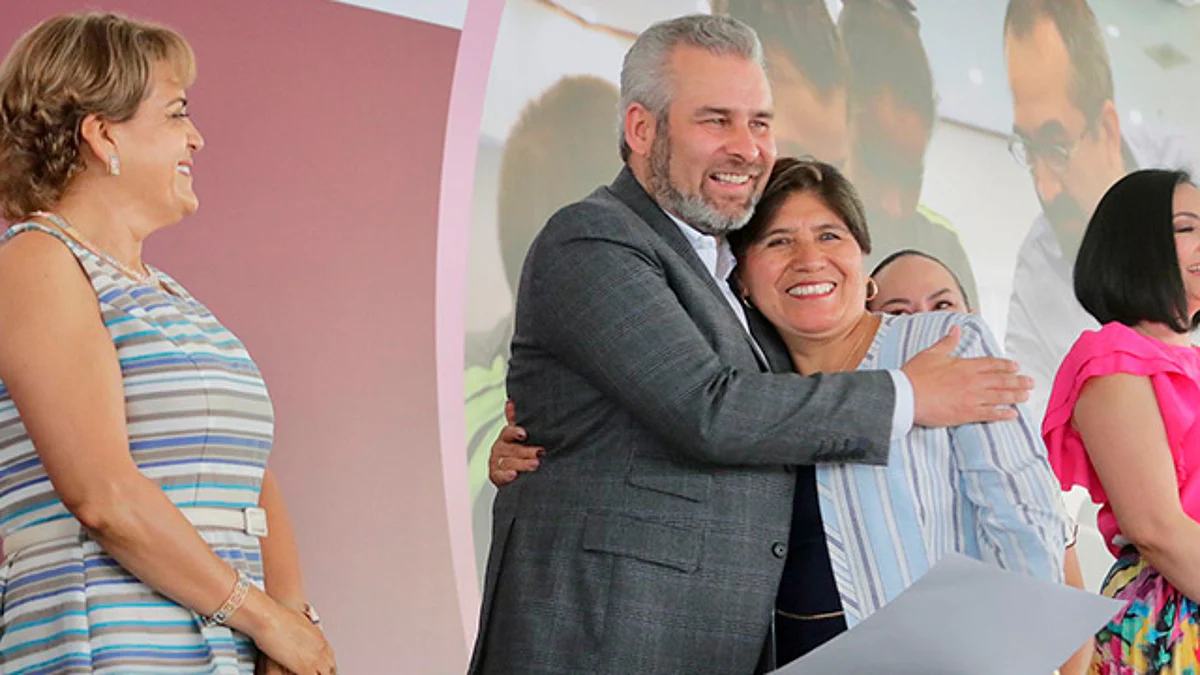 Llama Bedolla a docentes a convertir la educación en instrumento de paz en Michoacán