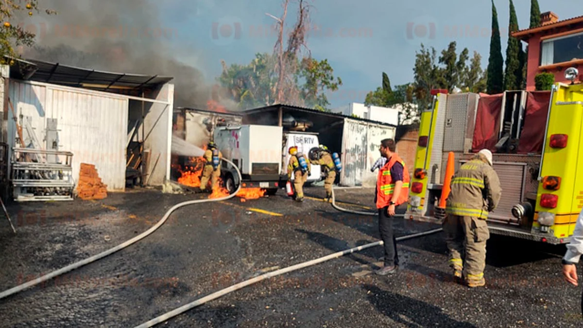 Se registra incendio en el estacionamiento del SMRTV