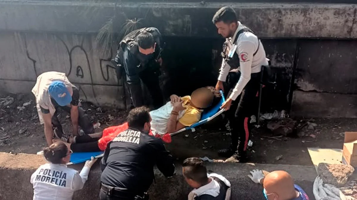 Mujer da a luz en la vía pública y policías la auxilian, en Morelia