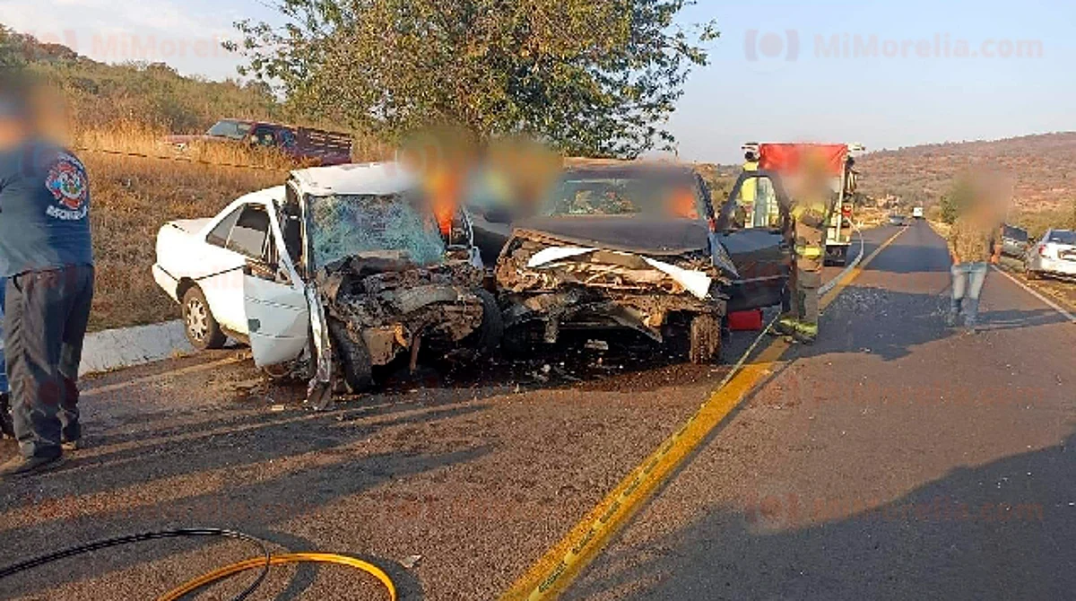 Choque entre 2 vehículos deja 2 muertos en la Morelia-Quiroga