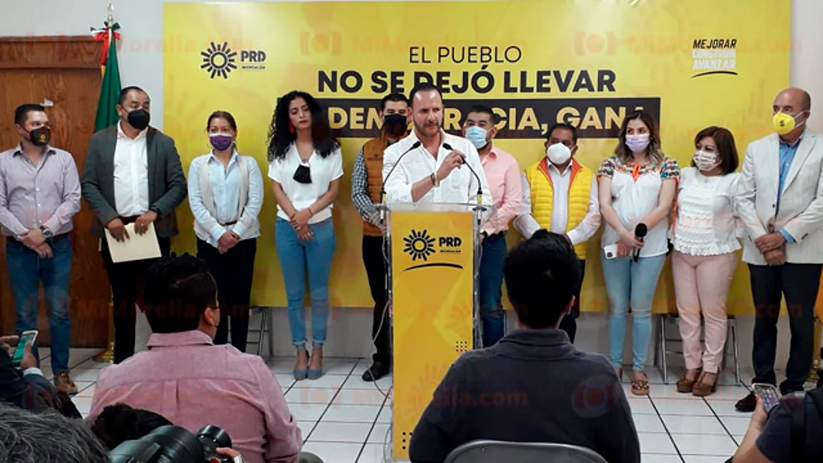 Diputados federales perredistas ponen denuncias ante el INE y la FGR
