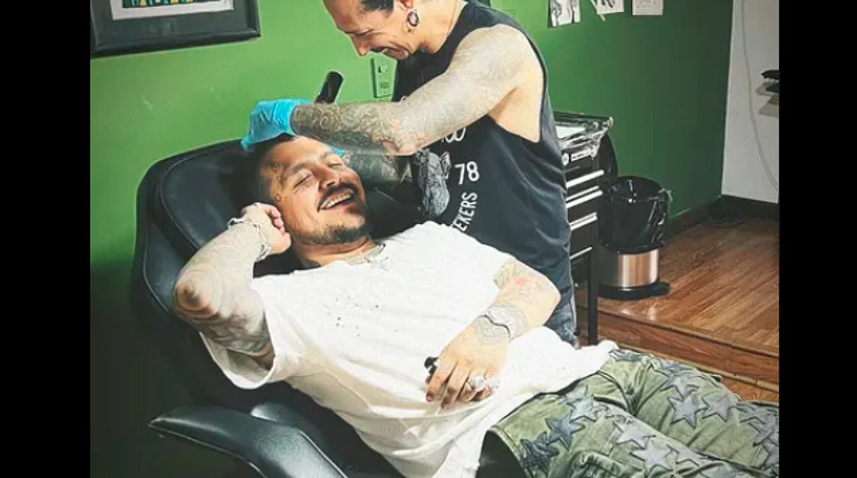 ¡Adiós amor! Borra Nodal otro tatuaje de Belinda