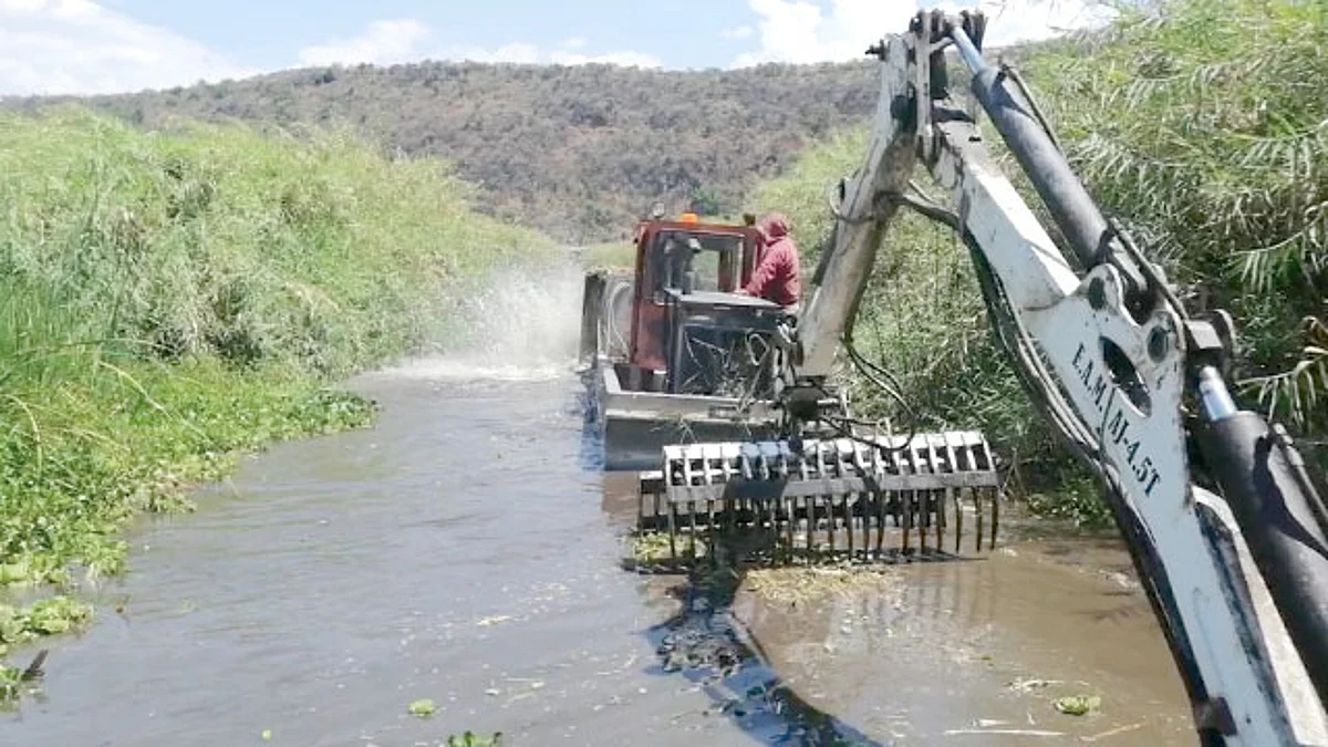Continúan los trabajos de limpieza en canales de navegación del Lago de Cuitzeo