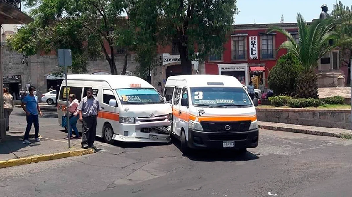 Chocan combis, y de la misma ruta, en Morelia