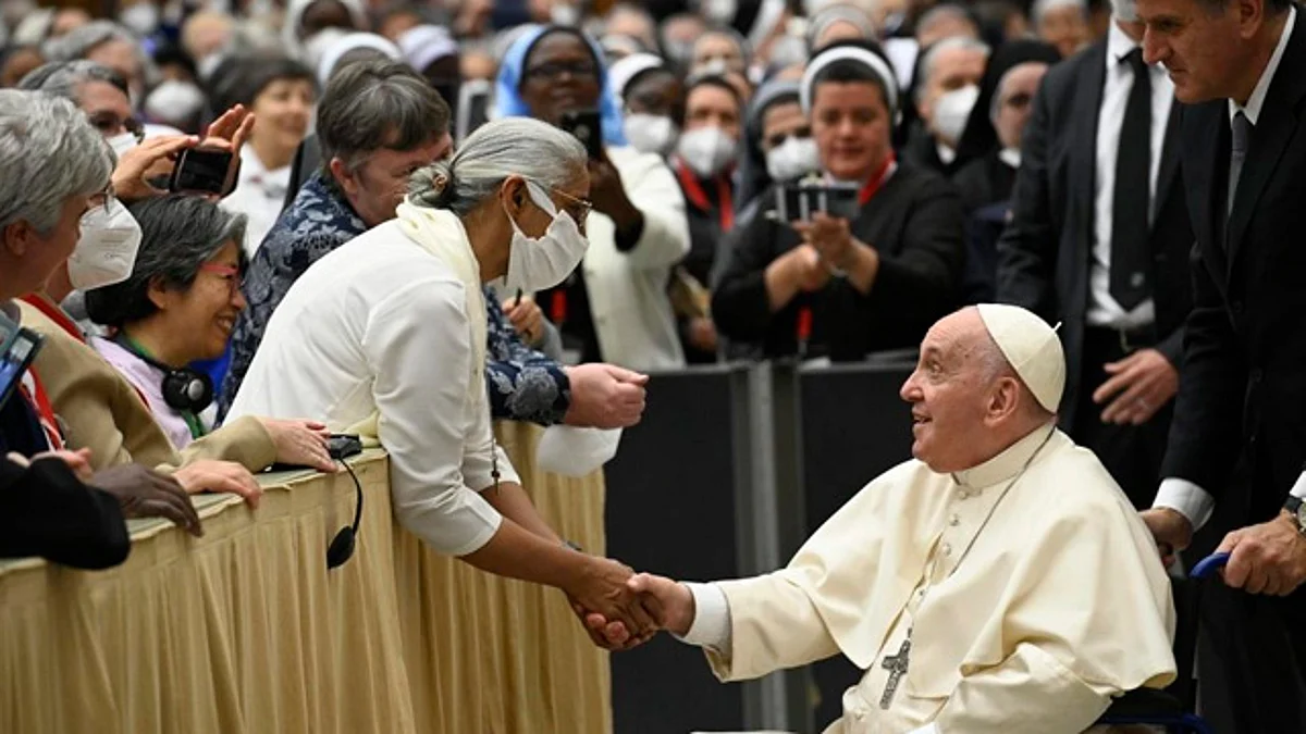 Por dolor de rodillas, papa Francisco atiende compromisos en silla de ruedas
