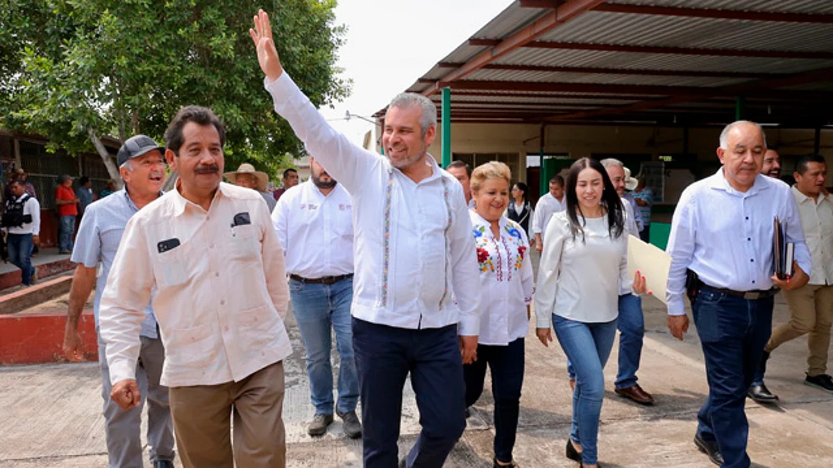 Bedolla rompe cerco en Aguililla y anuncia programas sociales permanentes