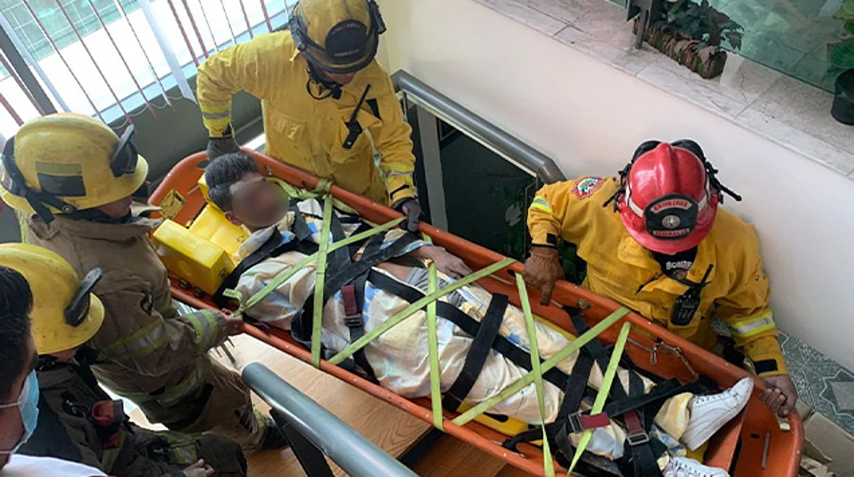 Joven de 18 años sufre descarga eléctrica y cae de inmueble, en Morelia