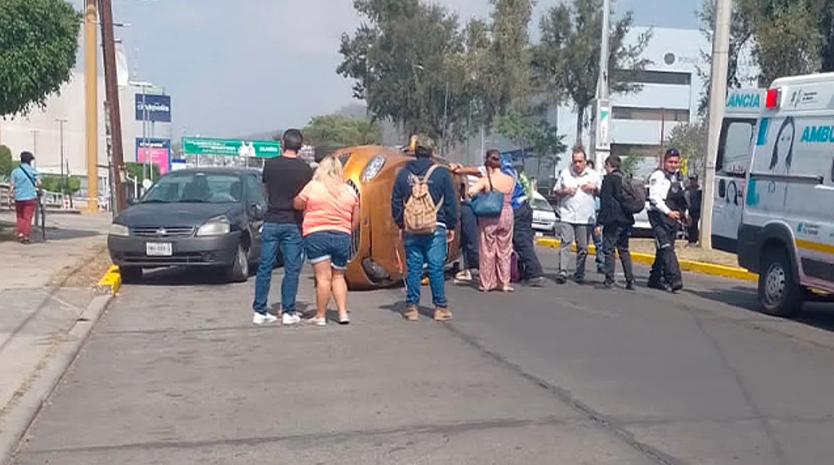 Vuelca auto en el bulevar García de León, en Morelia