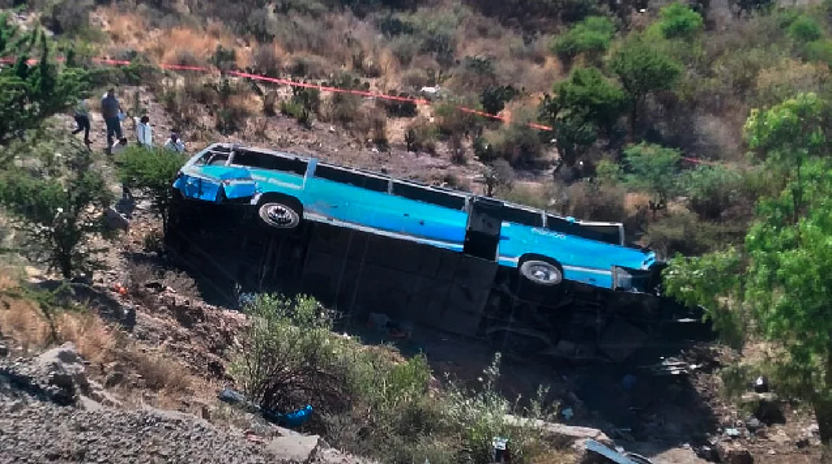 Autobús con migrantes cae a barranco en San Luis Potosí; hay 6 fallecidos