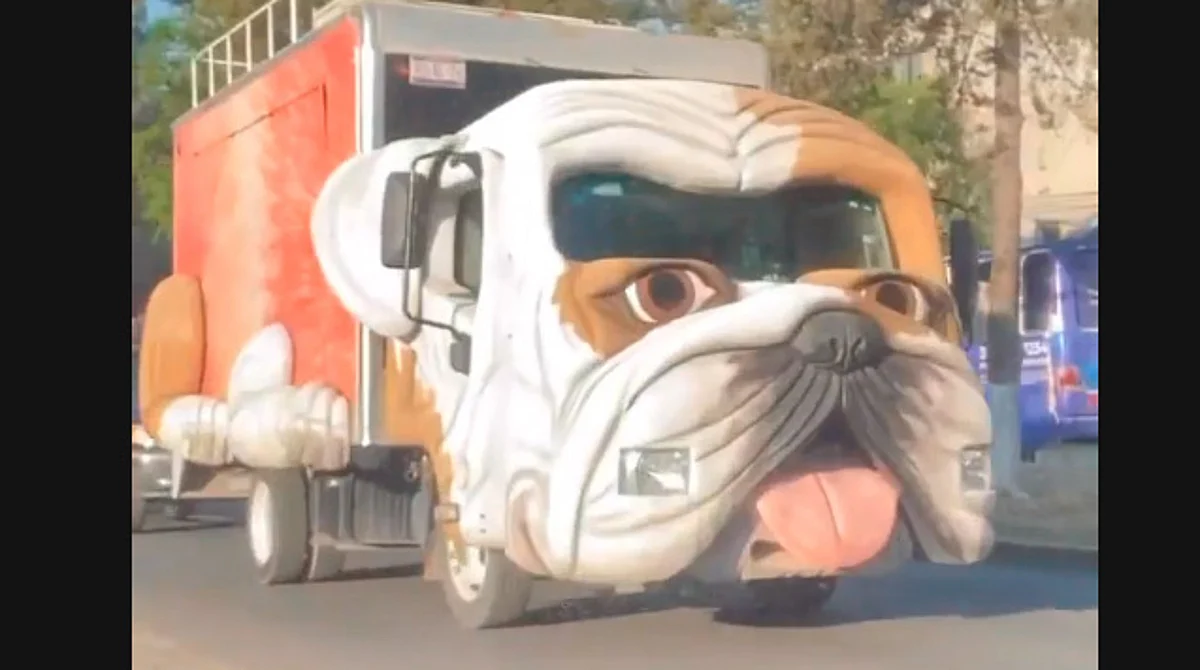 ¡Guau! Se pasea por Morelia un "Perro-Camión"