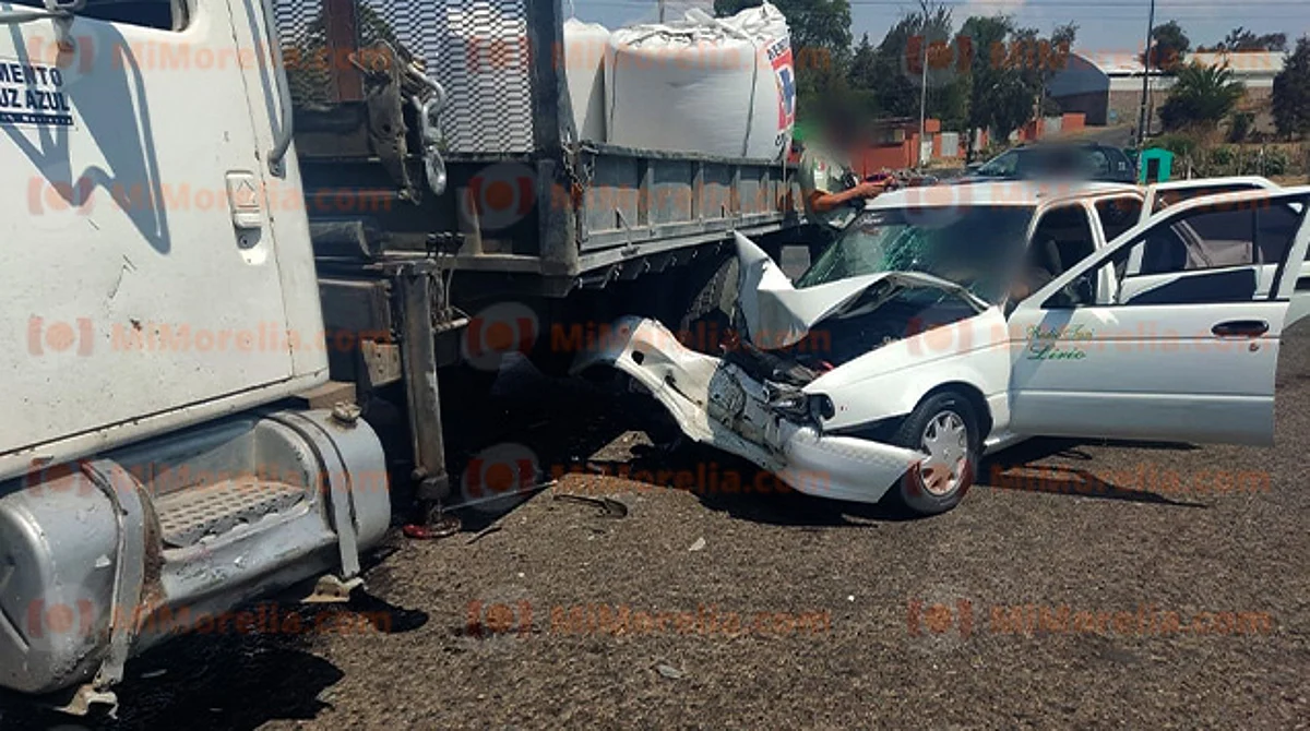 El auto involucrado es un Nissan Tsuru, color blanco, con rótulos de Radio Taxi Lirio
