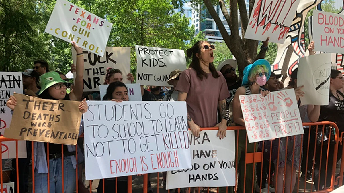 Protestan a las afueras de la convención de la Asociación Nacional del Rifle