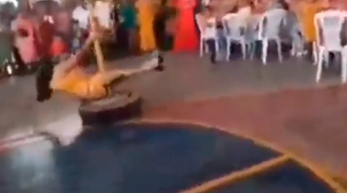 Por medio de redes sociales exhibieron imágenes en las que se mostraron a mujeres bailando en un tubo sobre una llanta