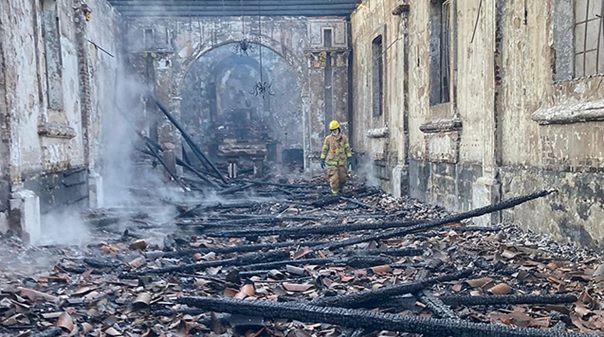 Incendio arrasa con iglesia y 5 viviendas en Ario de Rosales, Michoacán