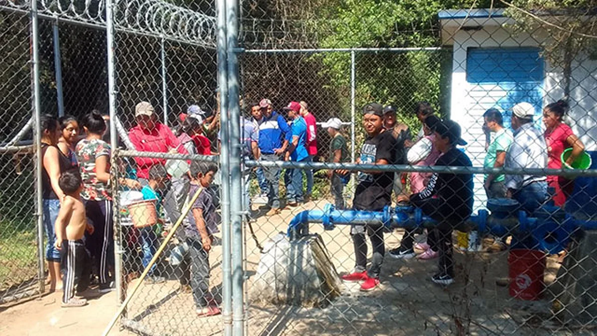 Ante falta de servicio, antorchistas limpian cárcamo de agua en El Querendal