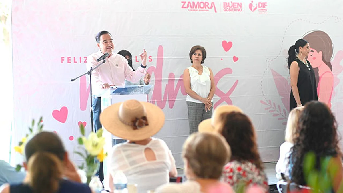 Festejan a madres de familia del sistema DIF Zamora