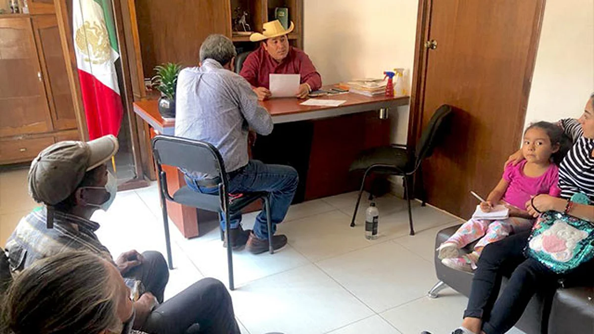 Edil de Tuzantla se compromete a atender peticiones de pobladores