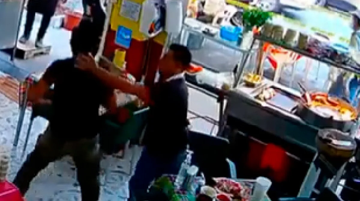 Como si nada hubiera pasado, el joven regresó a su mesa para seguir comiendo tacos "como buen mexicano", dijeron los usuarios