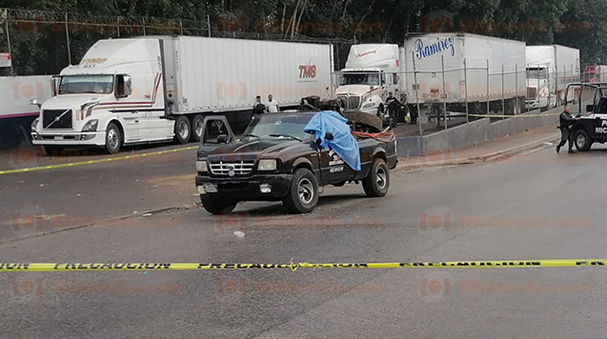 Asesinan a "talachero" cuando iba en su camioneta, en Uruapan