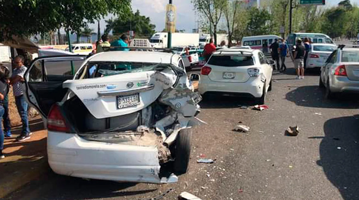 Se registra carambola de al menos 5 vehículos en periférico de Morelia