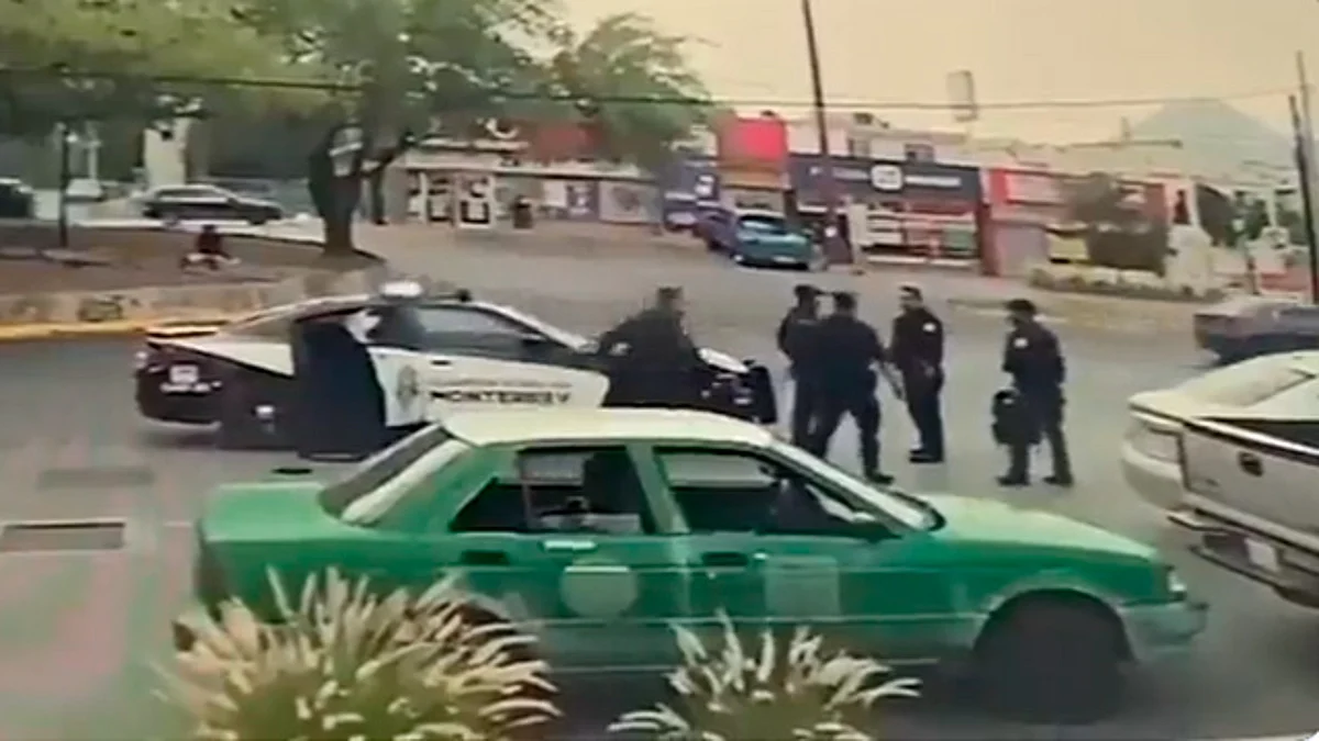 Policías de Monterrey se bajan de patrulla para pelearse entre ellos